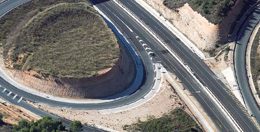 Imagen aérea de la autopista con dos salidas laterales