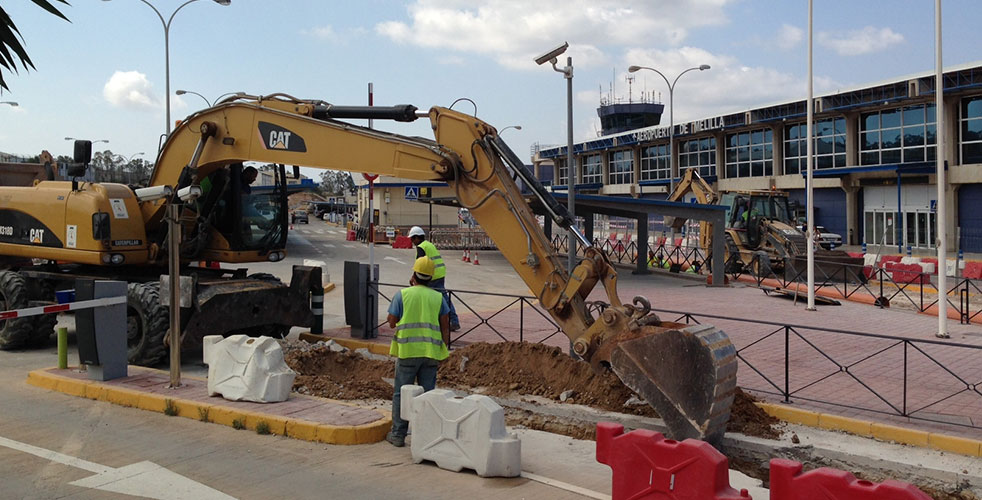 Pala excavadora trabajando en la calle