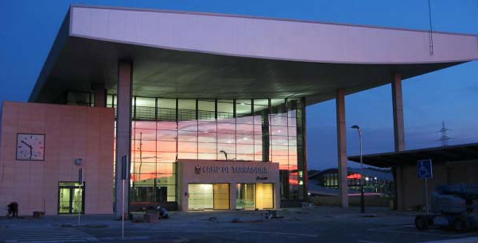 Imagen nocturna de la estación Camp de Tarragona