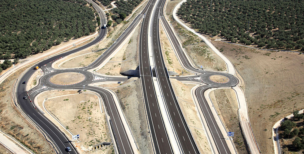 Vista aérea de la autopista con dos rotondas