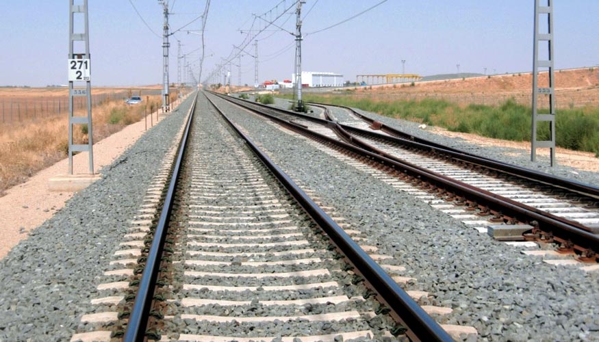 Vista frontal de las vías de tren y su catenaria