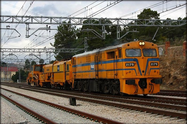 Vista longitudinal de una locomotora en la vía